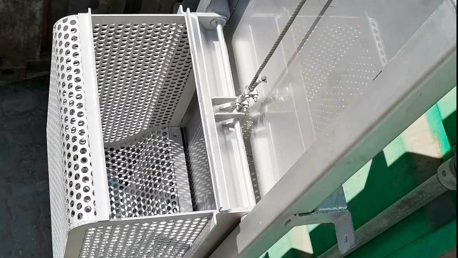 cesta con malla perforada en acero inoxidable - ver detalles